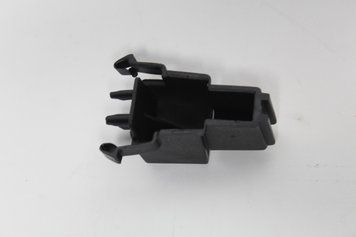 Кліпса боксу переднього багажника Tesla Model 3 18-1131205-00-C 1131205-00-C фото