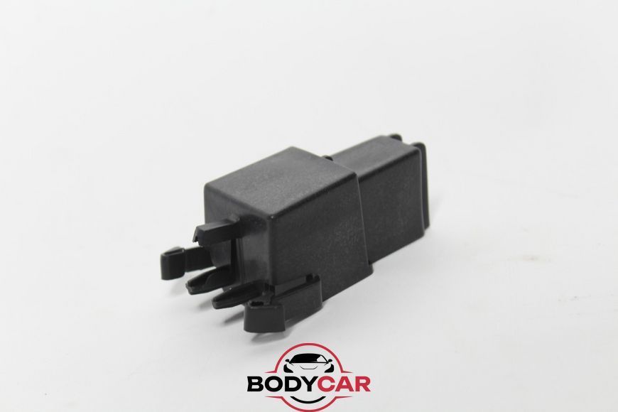 Кліпса боксу переднього багажника Tesla Model 3 18-1131205-00-C 1131205-00-C фото